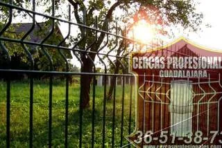 Reja DEACERO verde de 2 metros instalada en perímetro residencial