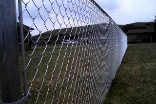 Malla ciclónica de 2 metros sin alambre de púas en perímetro exterior