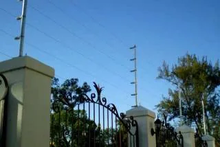 Electrificación perimetral instalada en propiedad residencial